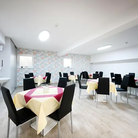 Pension Voesendorf بيت ضيافة *