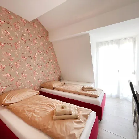 Pension Voesendorf بيت ضيافة *